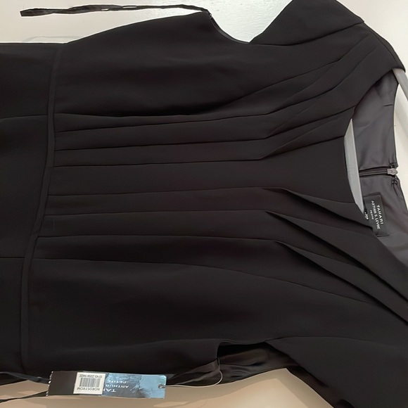 TAHARI ARTHUR S. LEVINE SIMPLE BLACK SHEATH DRESS - SIZE 12 PETITE - NWT - Picture 3 of 4